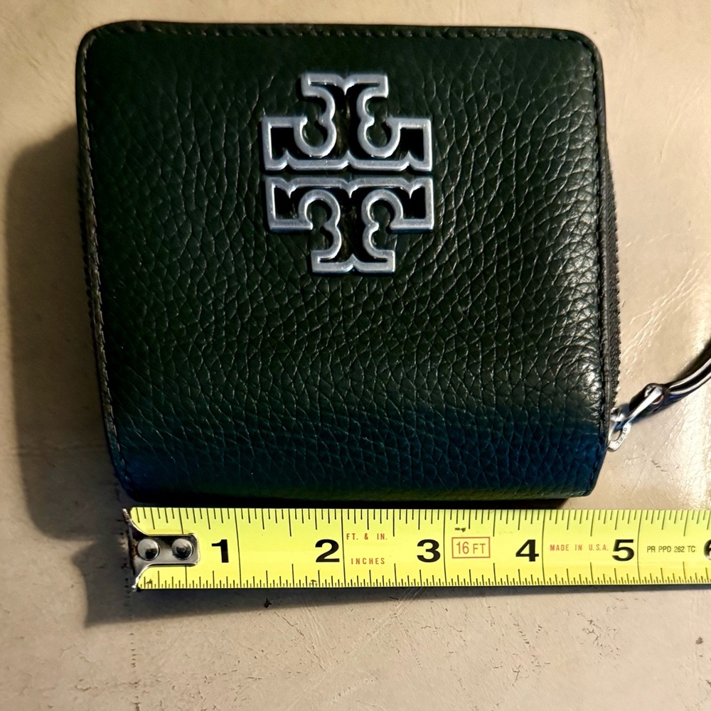 Tory Burch Emerson Wallet. Beautiful deep green pebbled leather. No Flaws. - Picture 7 of 7